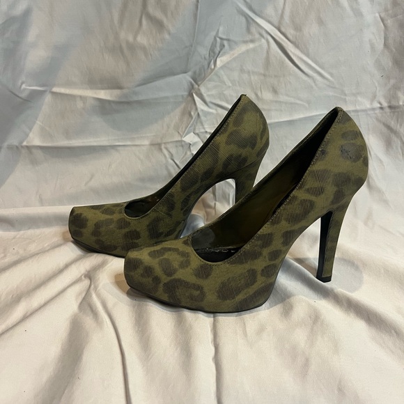 Gianni Bini Green cheetah print heels - Picture 2 of 3